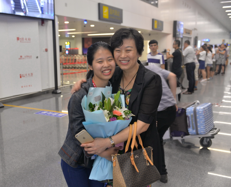 吴彬校长与一等奖获得者梁雪玲同学亲切合影