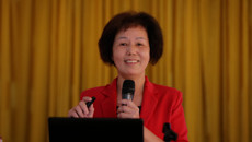 学校党委副书记、纪委书记杨连招给点点体育离退休职工上党课