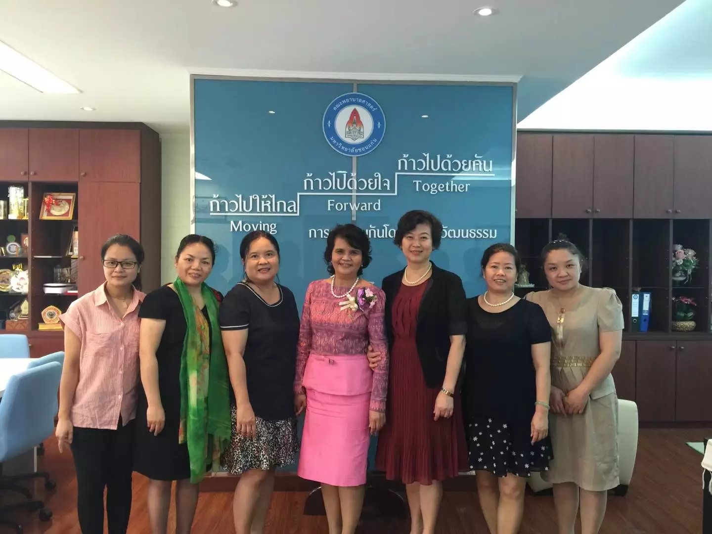 吴彬院长一行与泰国孔敬大学护理学院院长合影