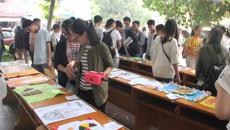 高职院举办“桂风壮韵，魅力三月三”主题民族手工画海报展