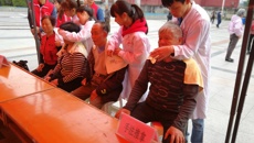 高等职业技术学院开展“学雷锋，送健康”社区义诊活动