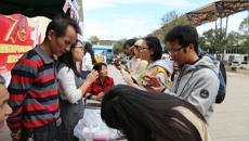 图书馆党支部开展现场咨询服务活动