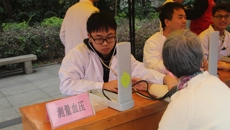 高职院开展“弘扬雷锋精神，争当时代先锋”社区义诊活动