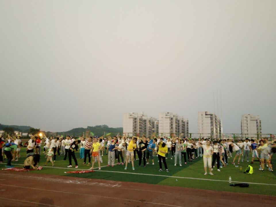 同学们在做热身运动