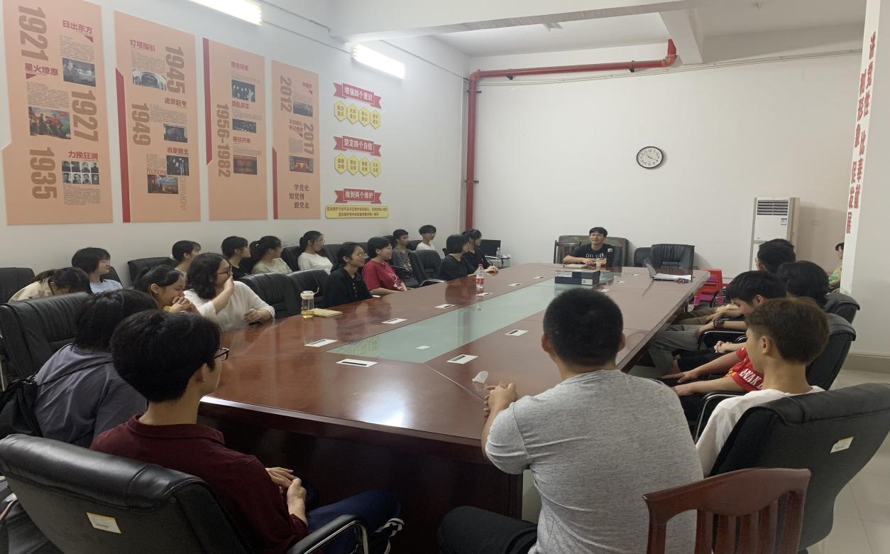 传保教研室和学生座谈