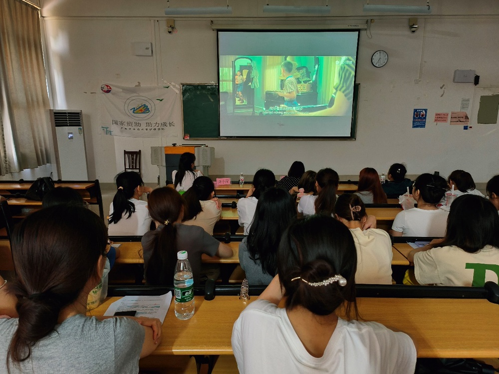 人们在看台上的人在房间里

中度可信度描述已自动生成