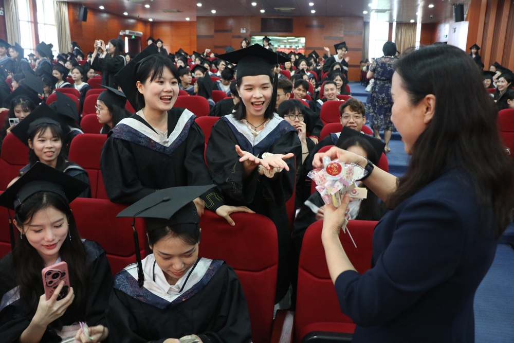 韩叶芬院长分发礼品