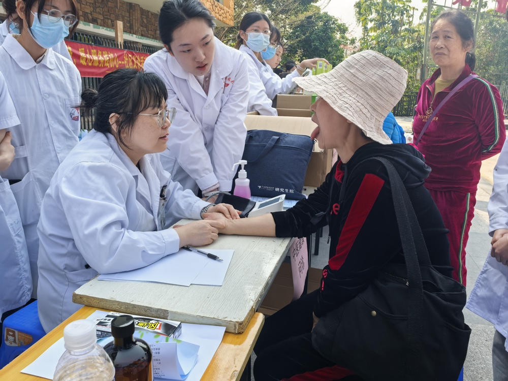 龙春莉副书记为居民诊脉