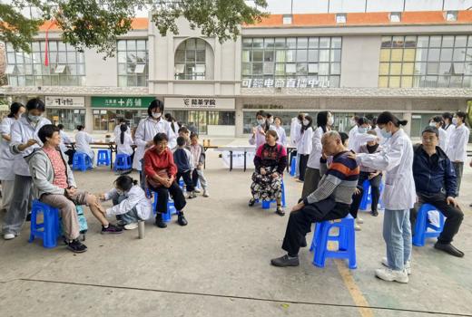 护理学院师生赴社区开展健康义诊活动