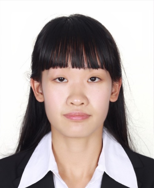 年轻的女人在微笑

描述已自动生成