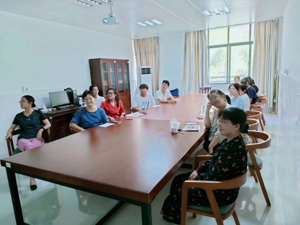 教研室教师和学生一起观摩学生的学习分享