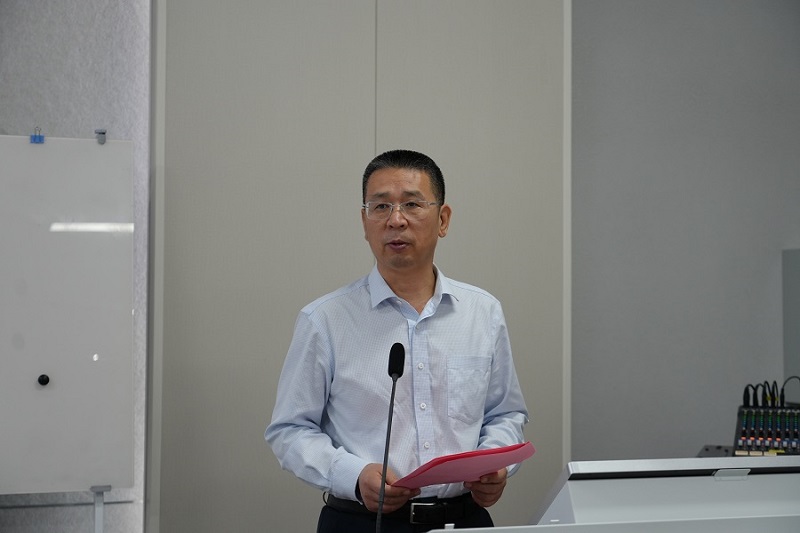 岳桂华在开班仪式上讲话