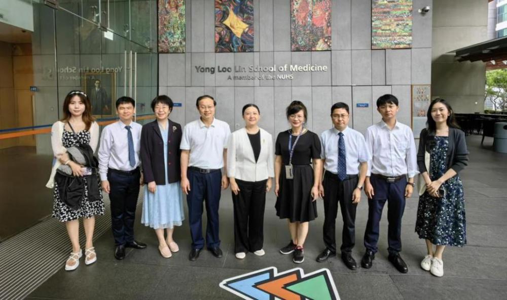 代表团参观新加坡国立大学杨璐龄医学院