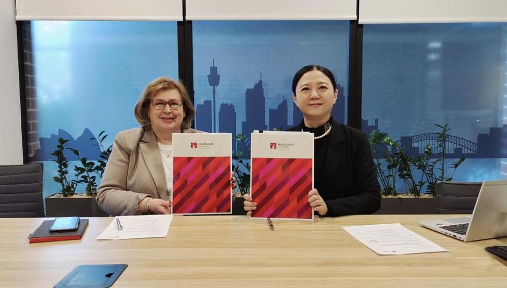 学校姚春校长与麦考瑞大学Lee-ann Norris副校长签订谅解备忘录2