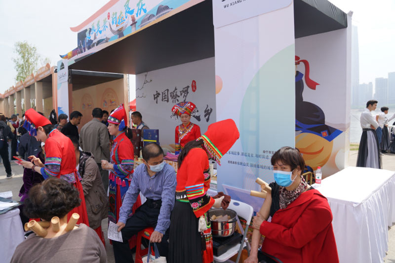 桂鄂文化旅游联合推广会、桂鄂非遗精品艺术展演活动上武汉市民零距离感受壮医竹罐疗法。taptap点点体育供图