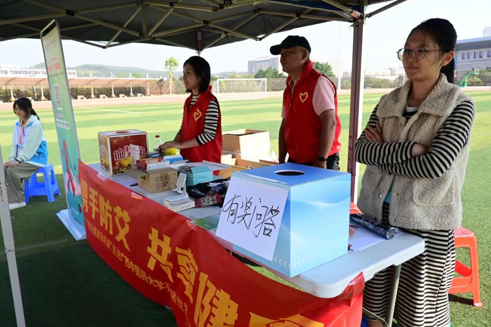 同伴在等待同学们的到来