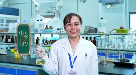 【南宁国际传播中心】《文化中国行 我们爱中医》研究壮瑶医药的越南姑娘范氏泰和