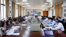 学校召开党委理论学习中心组学习（扩大）会