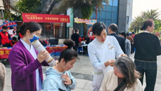 国壮两个党支部组织护理人员进社区推广中壮医特色技术 弘扬雷锋精神