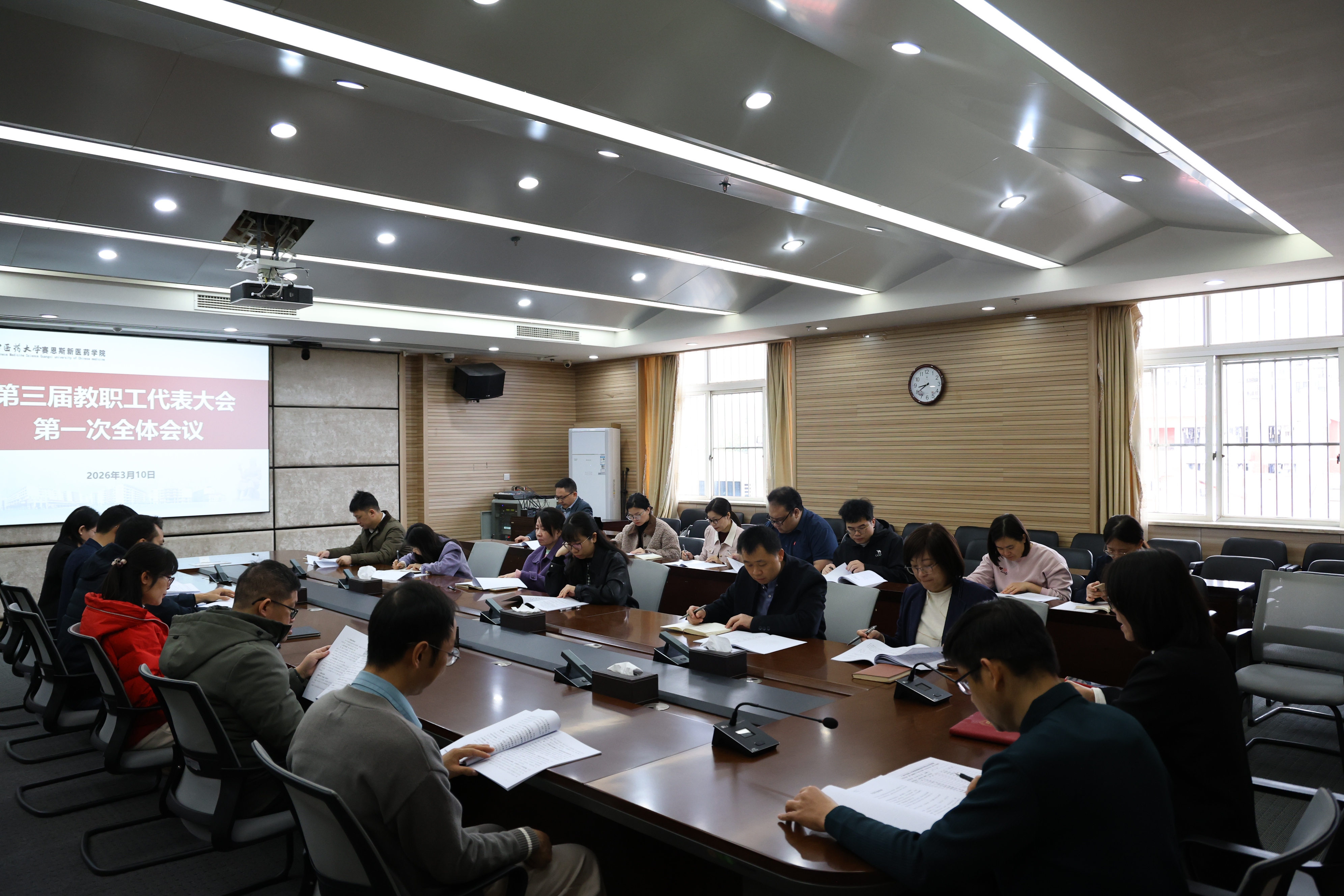 ▲各代表团审议报告