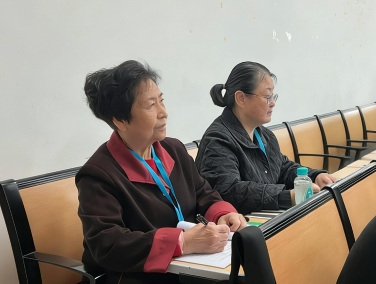 ▲陈雪斌、罗佩卓在听课