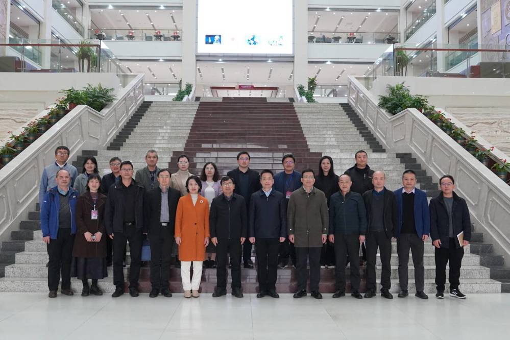 参观广西师范大学图书馆合影