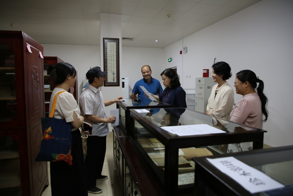 广西壮族自治区图书馆馆长秦小燕参观点点体育图书馆古籍书库