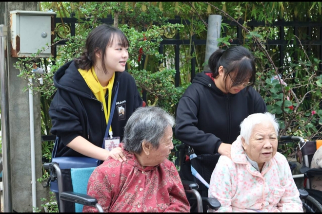 志愿者和老人聊天说话