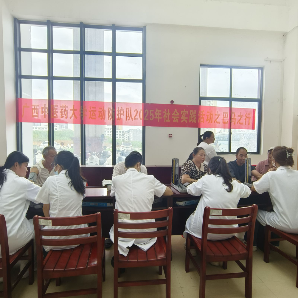 队员们在一楼大厅开展义诊活动