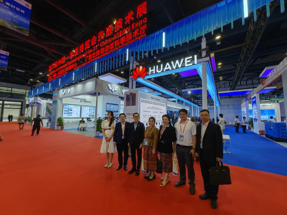 韦舒然陪同老挝通讯与技术部代表团参观中国-东盟博览会先进技术展