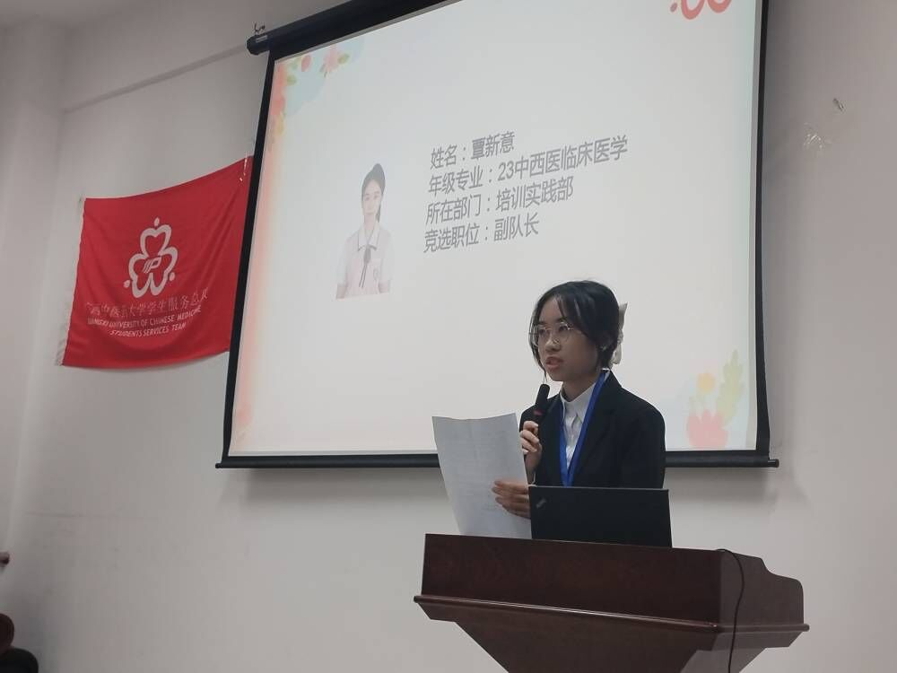 竞选人员上台竞选