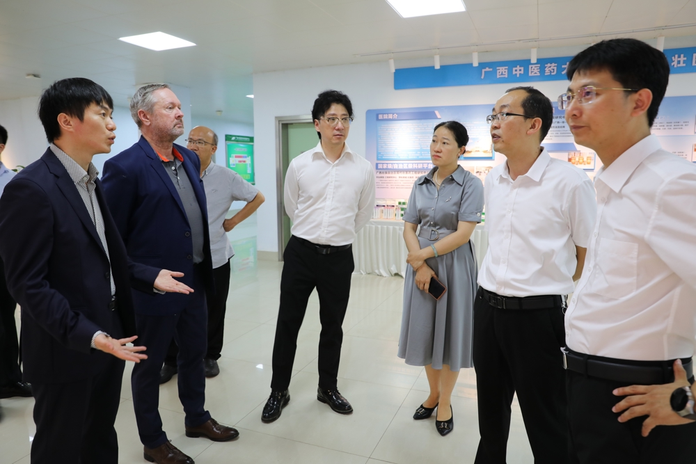 参观中医药壮瑶医药研究院