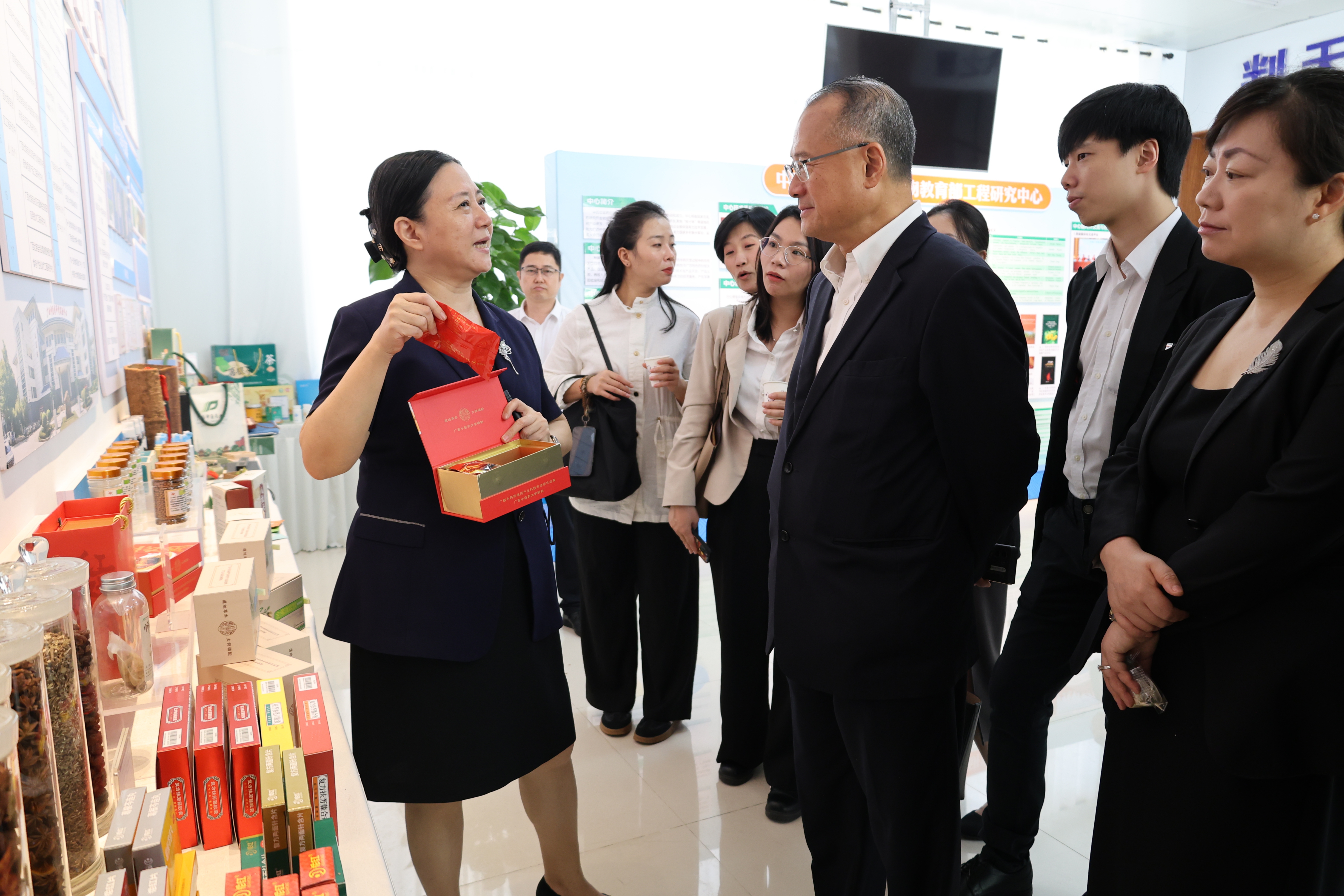 参观中医药壮瑶医药研究院