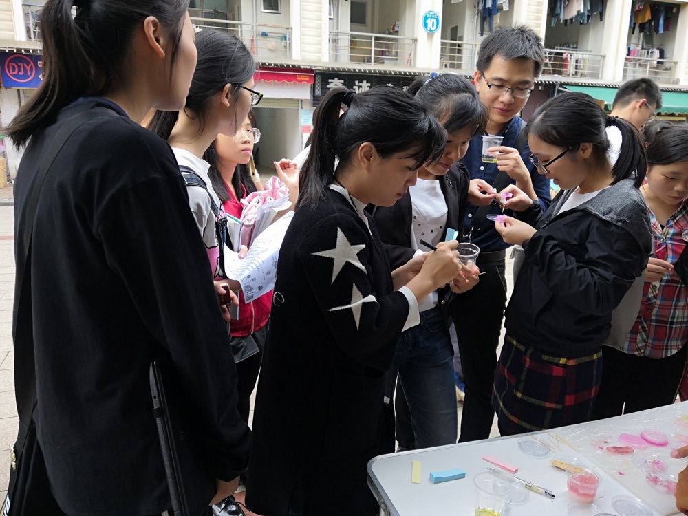 老师同学食堂门口品尝食品