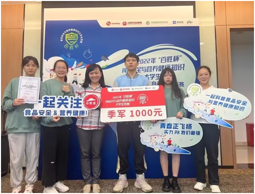 赛后与领队老师合影留念