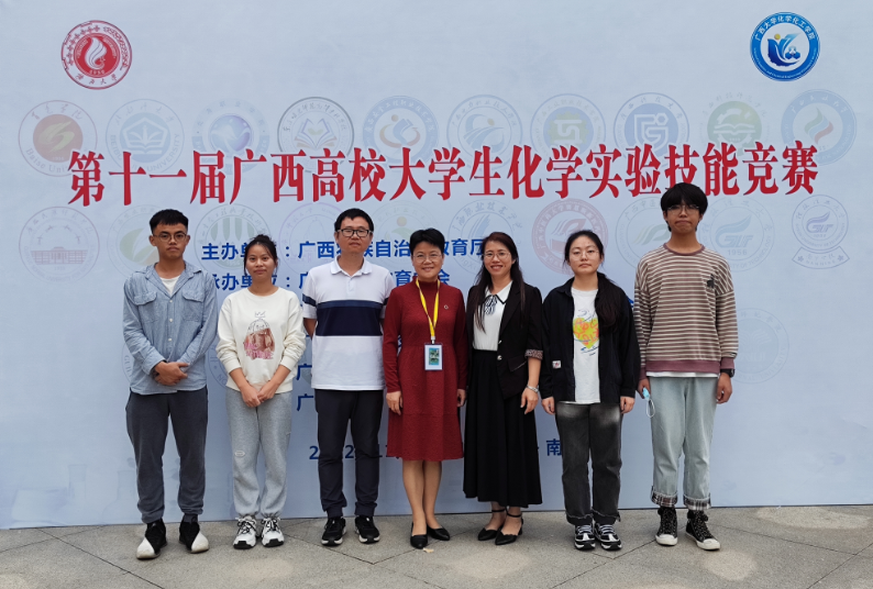 秦华珍副院长与指导教师、参赛学生合影