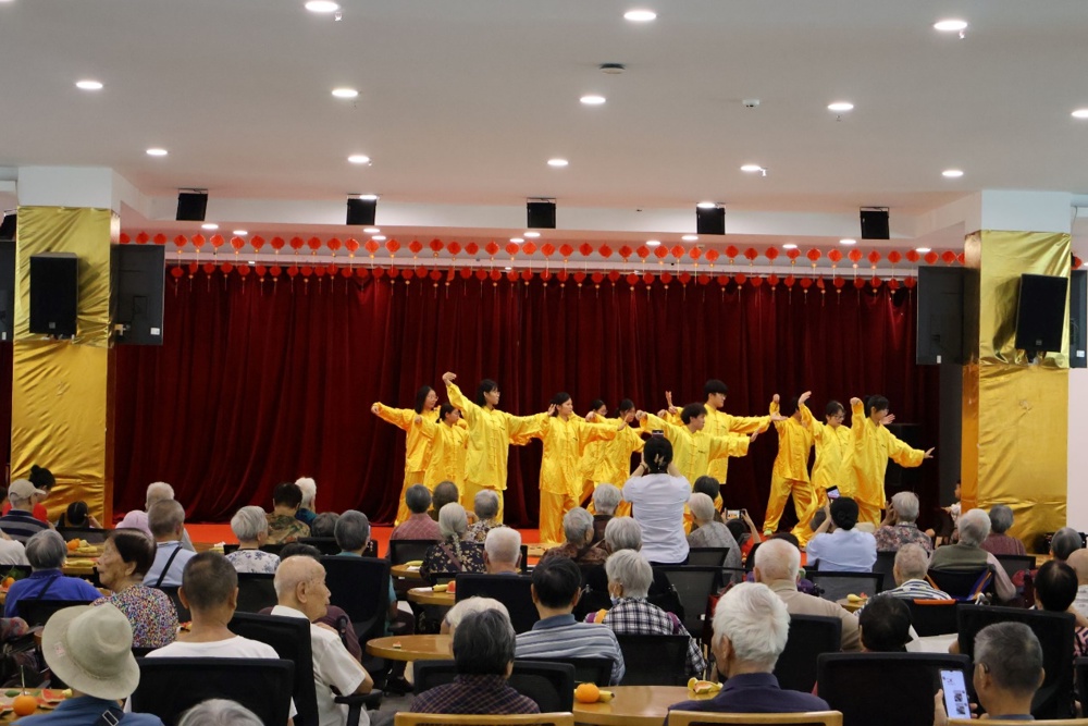 礼堂里有许多人  描述已自动生成