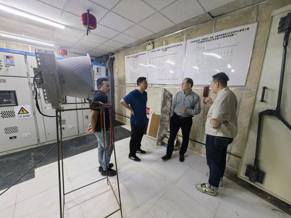 为明秀校区图书馆地下停车场粘贴号码牌