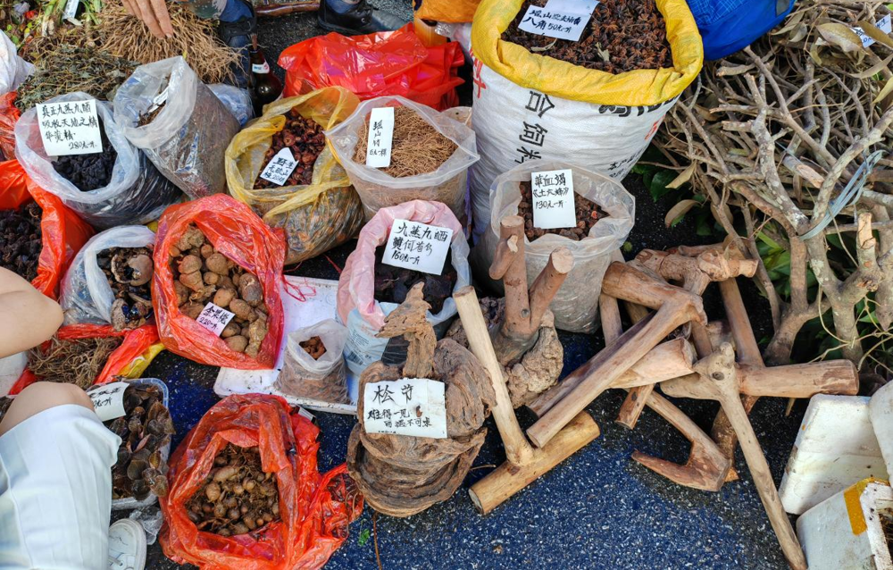 恭城药市药材琳琅满目