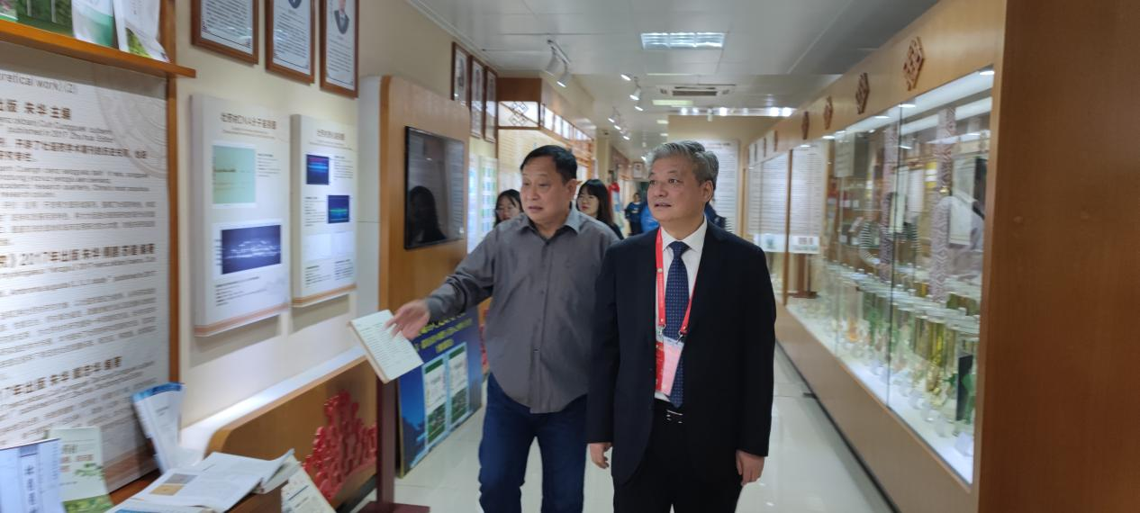 2021年10月庾石山教授在广西壮瑶药重点实验室考察交流