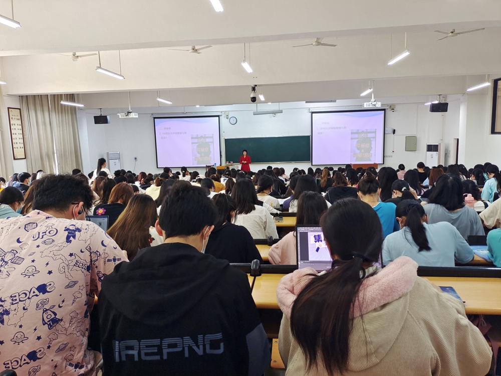 参与讲座学生的相片